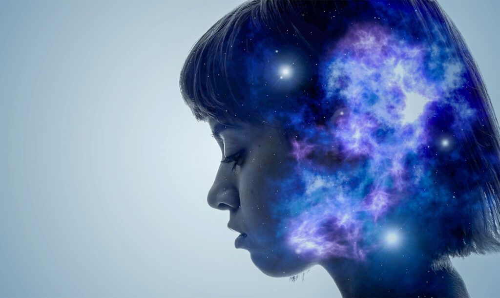 Blick in den Kopf einer Frau deren Gehirnaktivität bildlich dargestellt ist