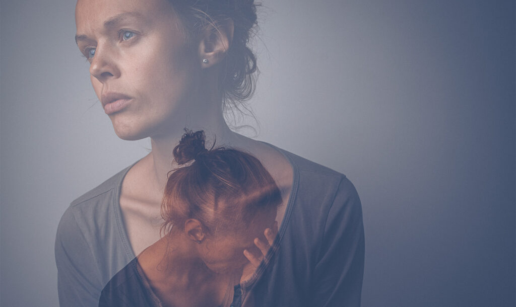 Verzweifelte Frau in zwei Ebenen übereinander ind unterschiedlichen Haltungen