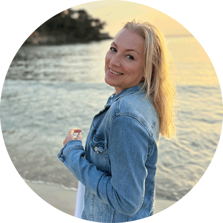 Gabriele Naumann in lächelnd in Jeansjacke am Strand