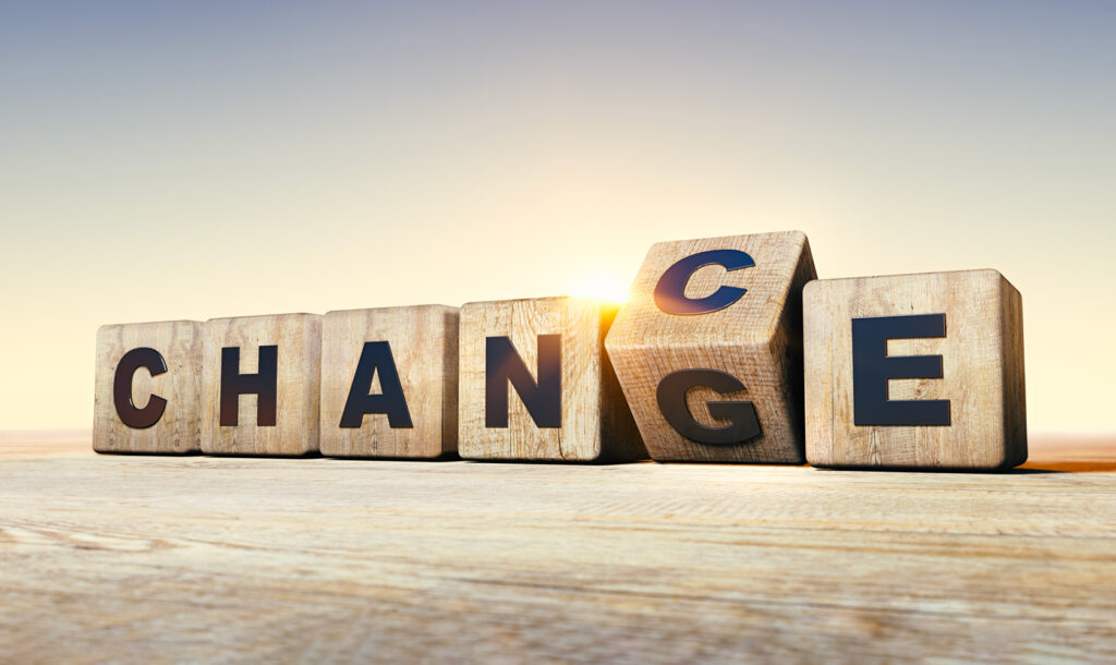 Holzwürfel mit Buchstaben. Aus dem Wort Change wir Chance.